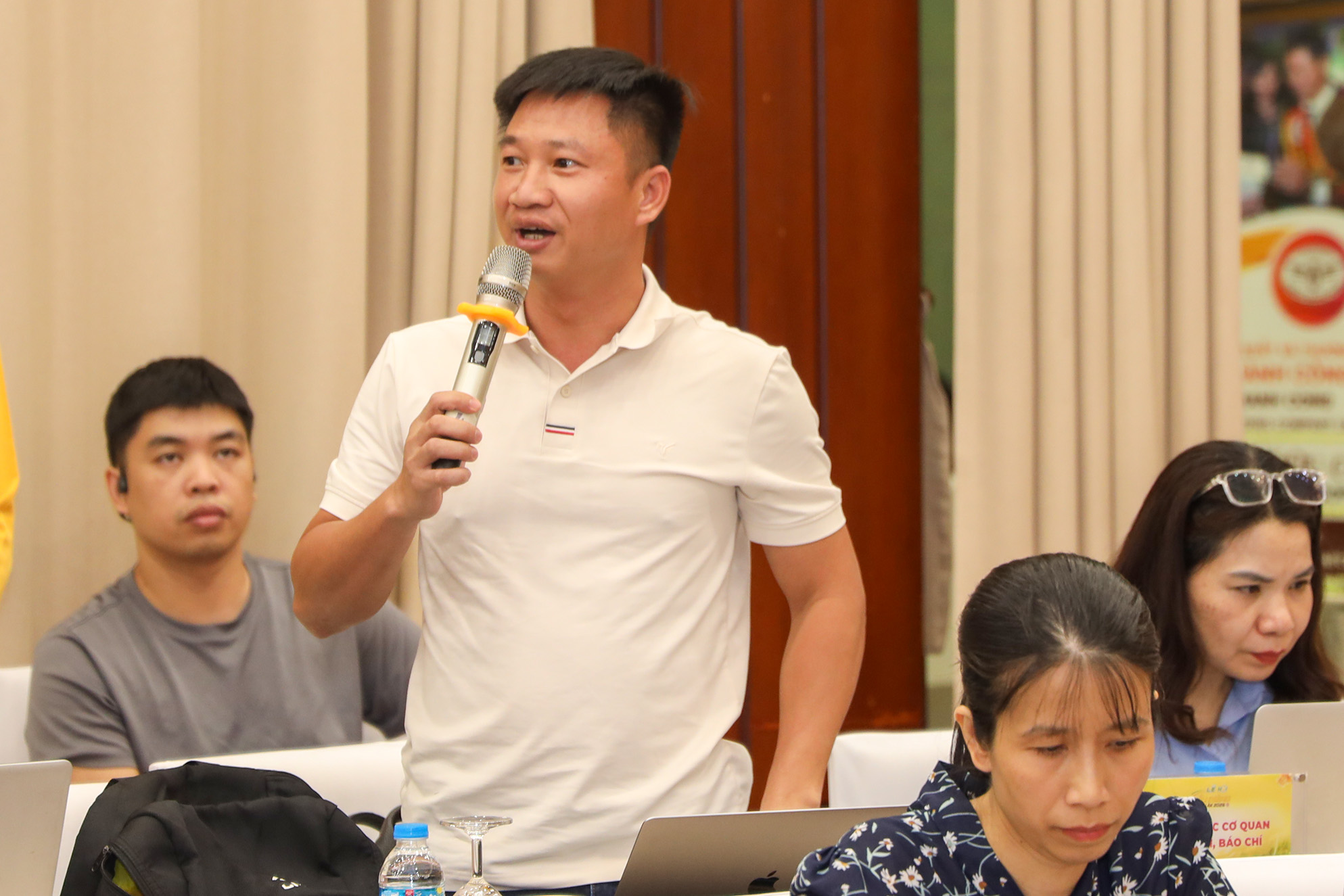 Phóng viên đặt câu hỏi cho Ban Tổ chức Lễ hội 